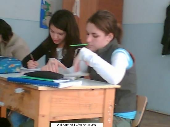 Poze cu clasa noastra - me&my girlfriend ale........super concentrate la - Poze